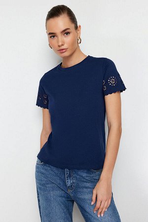Темно-синяя трикотажная футболка с детальным обычным/базовым узором и вышивкой