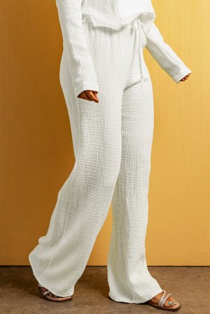 Белые брюки свободного кроя из жатой ткани