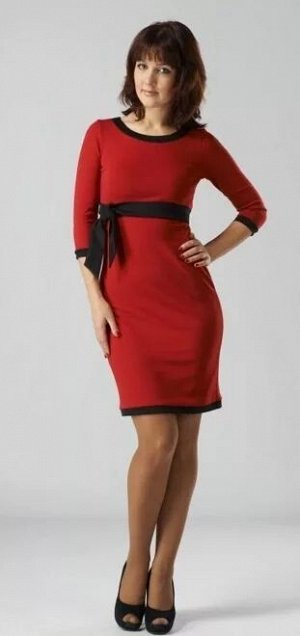Платье Красное платье, полуприлегающего силуэта. Выполнено из плотного трикотажного полотна "джерси". Изящный круглый вырез горловины, манжет втачного рукава длиной 3/4 и подол платья декорированы чёр