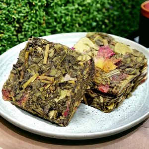 Чай зеленый прессованный ароматизированный. Пар костей не ломит, кубик 5-7 гр., 1 шт.