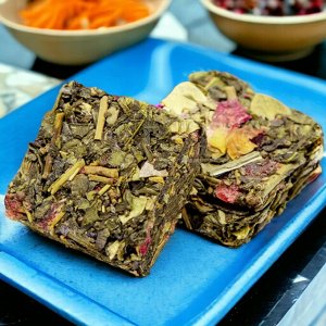 Чай зеленый прессованный ароматизированный. Пар костей не ломит, кубик 5-7 гр., 1 шт.