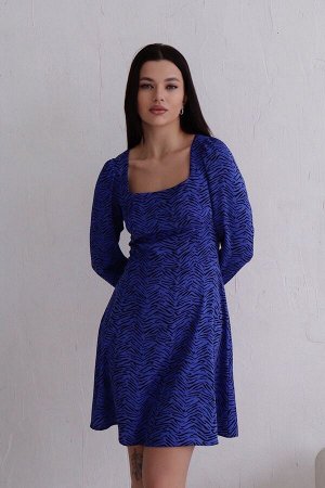 Платье с вырезом "каре" синее