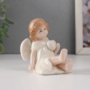 Сувенир керамика "Девочка-ангел в белом платье с сердцем сидит" 6,5х5х7 см