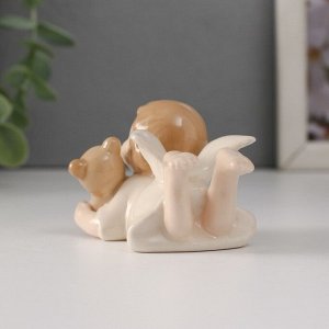 Фигурка керамика «Малышка-ангел лежит с медвежонком», 8.5x4.8x5 см