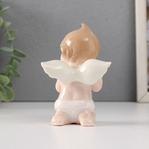 Фигурка керамика «Малыш-ангел сидит с белым сердцем», 7x6x10.5 см