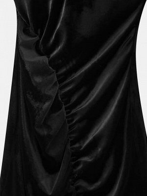 Платье женское, на тонких бретельках с разрезом, черное бархатное