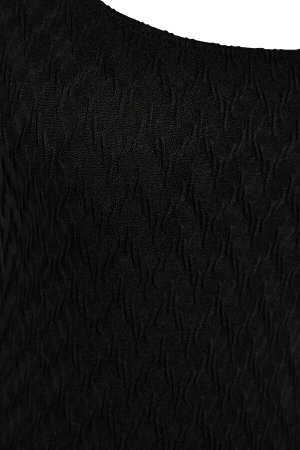Черный текстурированный купальник обычного размера с квадратным вырезом