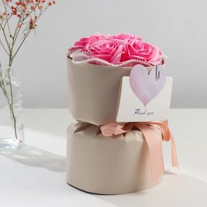 Букет из мыльных лепестков для ванны «Розовые розы и ромашка», подарочный, 17x17x27 см