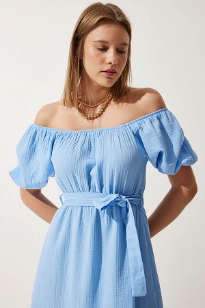 happinessistanbul Женское летнее муслиновое платье с воротником «кармен» и поясом, небесно-голубое MX00157
