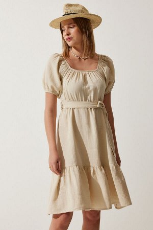 happinessistanbul Женское кремовое летнее муслиновое платье с воротником «кармен» и поясом MX00157