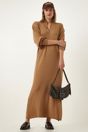Женское длинное трикотажное платье в рубчик с воротником-молнией бисквитного цвета DD01295