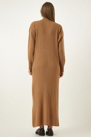 Женское длинное трикотажное платье в рубчик с воротником-молнией бисквитного цвета DD01295