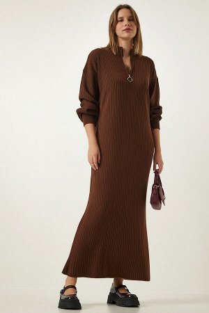 Женское коричневое длинное трикотажное платье в рубчик с воротником-молнией DD01295