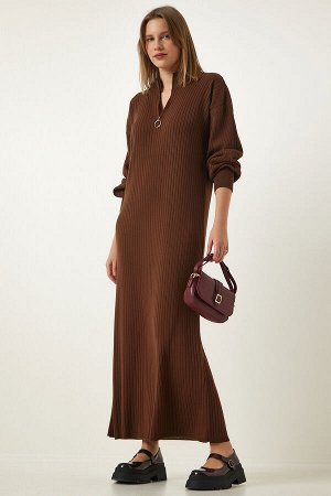 Женское коричневое длинное трикотажное платье в рубчик с воротником-молнией DD01295