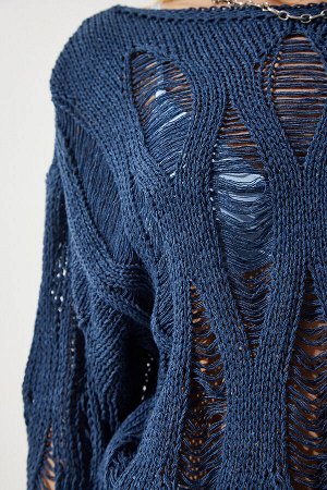 Женский сезонный ажурный трикотажный свитер темно-синего цвета с вырезом «лодочка» MW00134