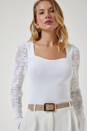 Женская белая ажурная трикотажная блузка с вырезом сердечком YU00009