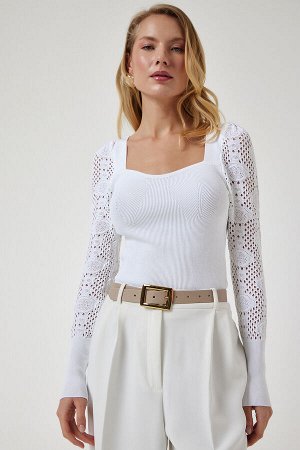 Женская белая ажурная трикотажная блузка с вырезом сердечком YU00009