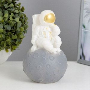 Фигурка светящаяся RISALUX «Космонавт на луне», LED-ночник, от батареек 3xLR44, бело-чёрный, 10x10x17 см
