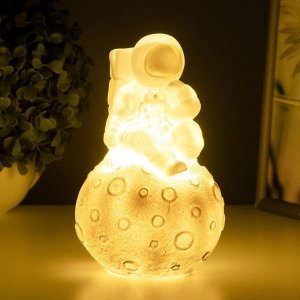 Фигурка светящаяся RISALUX «Космонавт на луне», LED-ночник, от батареек 3xLR44, бело-чёрный, 10x10x17 см