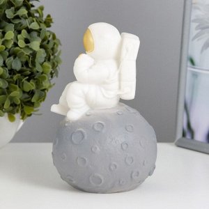 Фигурка светящаяся RISALUX «Космонавт на луне», LED-ночник, от батареек 3xLR44, бело-чёрный, 10x10x17 см