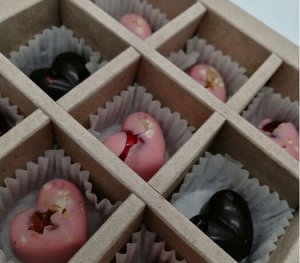 Коробка конфет - сердечки (цветные)
