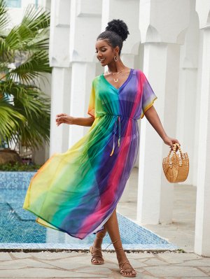Женское длинное платье-накидка с разноцветным принтом, короткими спущенными рукавами и разрезами по бокам