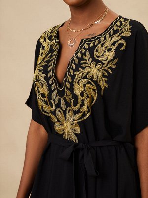Женское макси-платье с вышивкой, разрезом спереди и поясом, цвет чёрный/золотистый