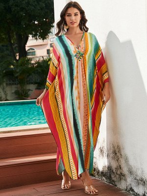 Женское длинное платье-накидка в разноцветную полоску, со спущенными рукавами и разрезами по бокам
