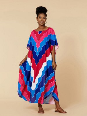 Женское длинное платье-накидка с разноцветным принтом, спущенными плечами и разрезами по бокам