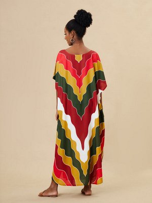 Женское длинное платье-накидка с разноцветным принтом, спущенными плечами и разрезами по бокам