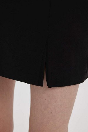 Короткая юбка с разрезом на нормальной талии