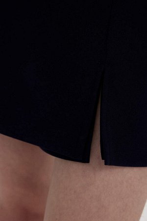 Короткая юбка с разрезом на нормальной талии