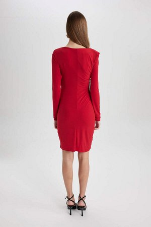 Облегающее мини-красное платье с вырезом лодочкой и короткими рукавами