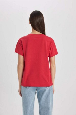 Красная футболка стандартного кроя с круглым вырезом и принтом с короткими рукавами