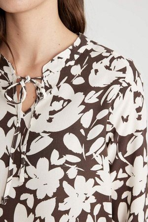 Блузка стандартного кроя с круглым вырезом и длинными рукавами с рисунком