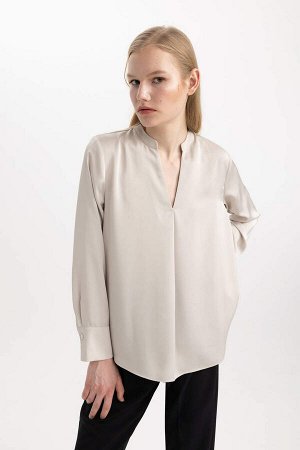 Атласная блузка стандартного кроя с V-образным вырезом и длинными рукавами