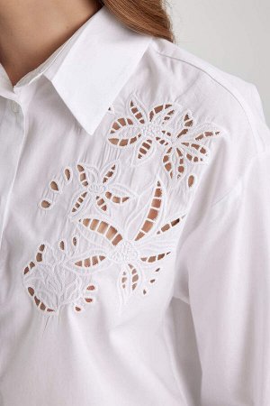 Белая рубашка из перфорированного поплина с длинными рукавами оверсайз