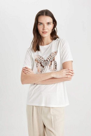 Традиционная футболка обычного кроя с круглым вырезом и узором бабочки с короткими рукавами