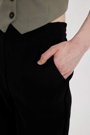 Укороченные брюки с карманами-морковками и высокой талией