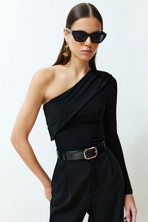 Черная эластичная трикотажная блузка с асимметричными рукавами
