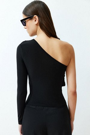 Черная эластичная трикотажная блузка с асимметричными рукавами