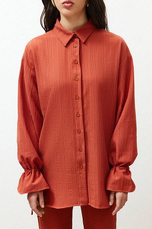 Рубашка из фактурной ткани с рукавами плитки и шнуровкой