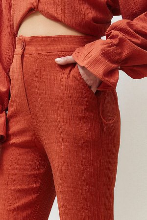 Текстурированные тканые брюки с расклешенным узором