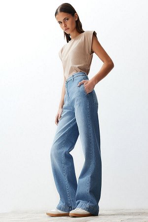 Широкие джинсы с высокой талией и синим карманом