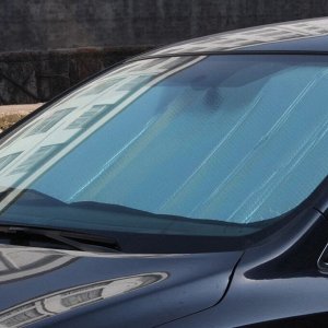 Солнцезащитная шторка в автомобиль
