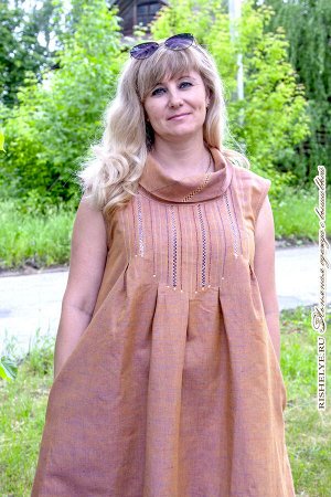 Льняное  платье с воротником-хомут
