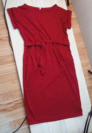 Бордовое трикотажное платье с поясом