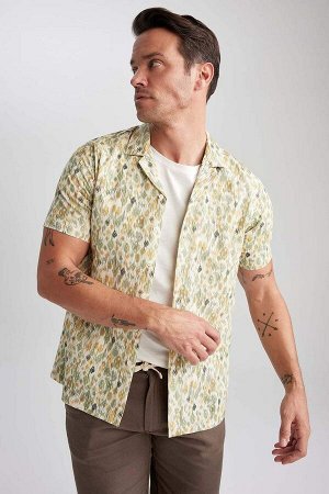 Рубашка из смесового льна с короткими рукавами и воротником-поло современного кроя с рисунком