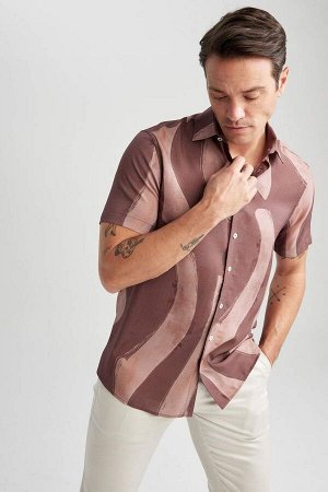 Рубашка из ткани с короткими рукавами и воротником-поло современного кроя с рисунком