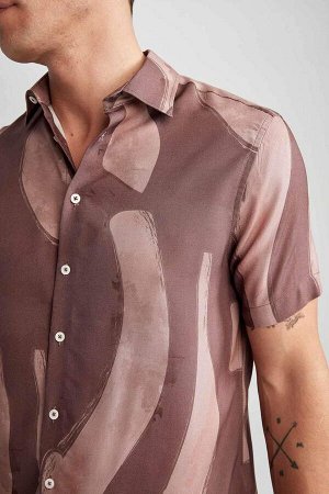 Рубашка из ткани с короткими рукавами и воротником-поло современного кроя с рисунком